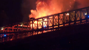 Fogo de artifício provoca incêndio na Ponte de Brooklyn