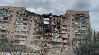 Ataque russo destrói edifício residencial em Kiev