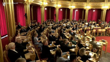 Crianças, idosos, políticos e militares: ninguém quer ficar de fora da “remada viking” que dá força à Noruega no Mundial