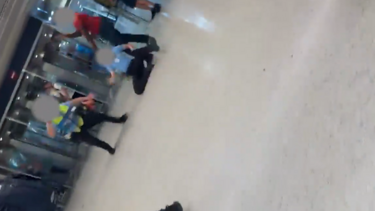 Mostra resistência, agride polícia no aeroporto de Lisboa e acaba detido 