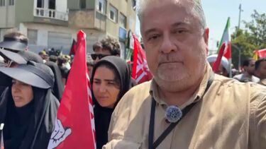 Multidões saem à rua para homenagear Ali Khamenei durante cerimónias fúnebres do antigo líder supremo do Irão