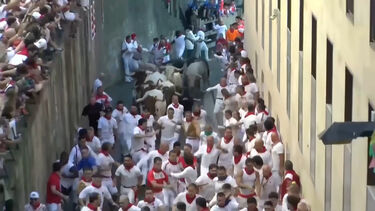 Primeira corrida de touros de San Fermín enche ruas de Pamplona