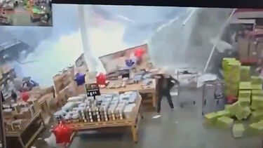O momento em que teto desaba num supermercado em New Jersey devido à chuva intensa