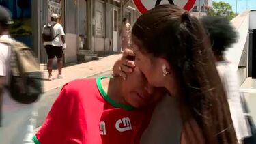 Jornalista do CM conforta amiga de vítima mortal do atropelamento em Agualva-Cacém  