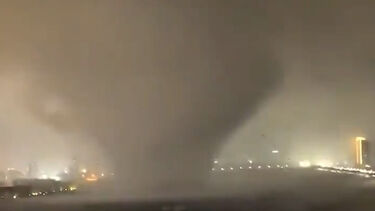 Imagens mostram tornado gigante a atravessar cidade durante fortes tempestades no centro da China