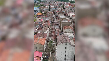 Imagens aéreas mostram destruição causada por tornado e tempestades na China