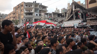Palestinianos torcem pelo Egito no jogo frente à Argentina entre as ruínas na Faixa de Gaza