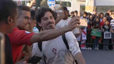Autógrafos e 'selfies': Seleção Nacional recebida por fãs no aeroporto de Lisboa