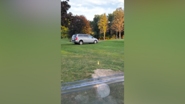 Jogadores de golfe surpreendidos por perseguição policial em campo nos EUA 