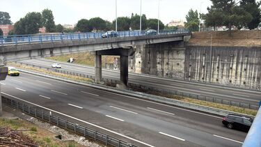 Dois jovens de 16 e 20 anos morrem após carro cair de viaduto em São Mamede de Infesta