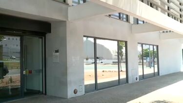 Arromba porta de casa da 'ex', esfaqueia atual namorado da mulher e foge com o filho no Redondo