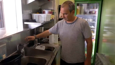 Há um mês que a rotina mudou para os moradores de Almada e a falta de água tornou-se num problema diário