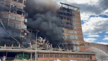 O momento em que violento incêndio provoca o colapso parcial de um edifício na República Checa