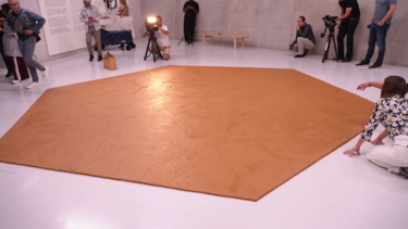 Museu cobre chão com 360 quilos de manteiga de amendoim em homenagem a artista