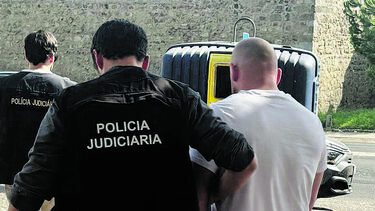 Invade casa com pau, agride ex-mulher e leva filho