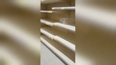 Imagens mostram prateleiras quase vazias em vários supermercados em Almada