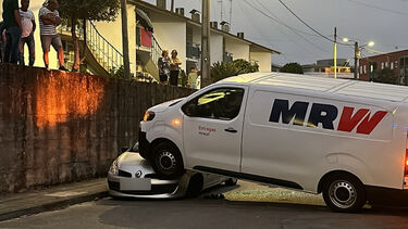 Carrinha cai em cima de carro estacionado em Vila Nova de Famalicão