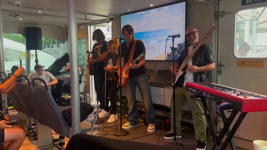 Keith Urban surpreende fãs com concerto a bordo de ferry em Nova Iorque
