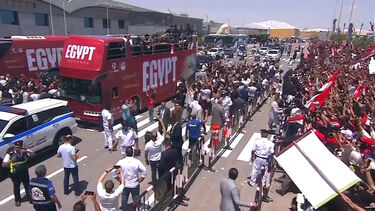 Milhares recebem seleção egípcia em festa no regresso do Mundial