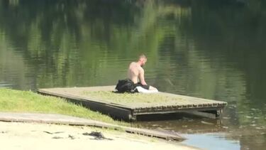 Banhistas refrescam-se à beira rio em Mirandela devido às temperaturas altas