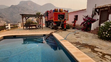 Bombeiros espanhóis abastecem em piscinas durante combate aos fogos na Andaluzia
