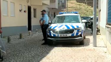 Homem encontrado morto em casa no Cacém. Fuga de gás obriga a evacuar prédio