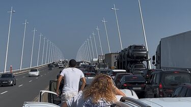 Acidente na Ponte Vasco da Gama faz pelo menos seis feridos. Trânsito está cortado