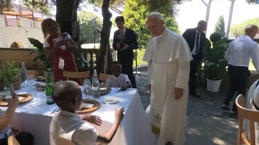 Papa Leão XIV almoça com pessoas carenciadas em Castel Gandolfo