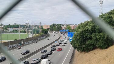 Pneu de camião rebenta na A3 e pesado invade faixa de rodagem contrária na Maia. Motorista gravemente ferido