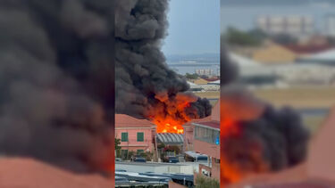 Incêndio deflagra em zona industrial em Camarate