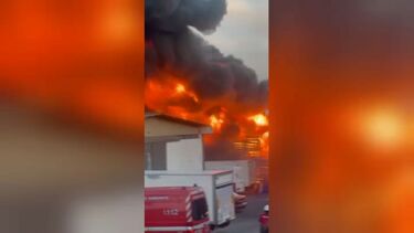 Incêndio deflagra em armazém em Camarate, próximo do Aeroporto de Lisboa