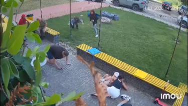 Videovigilância capta ataque russo em zona residencial na Ucrânia