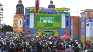 Troca de cromos do Mundial 2026 enche praça principal da capital do México