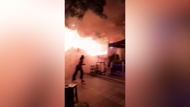 Imagens mostram força das chamas no incêndio que deflagrou em bar de Banguecoque e matou 27 pessoas