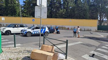 Fuga louca pelas ruas de Lisboa termina em acidente e detenção. Condutor não atropelou crianças por pouco