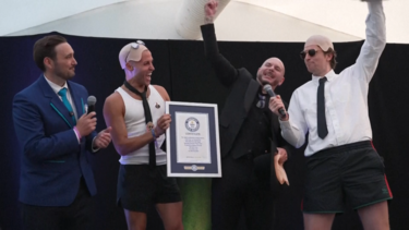 “Carecas, conseguimos!”: fãs de Pitbull batem recorde do Guinness de maior concentração de pessoas com perucas carecas