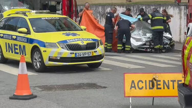 Violento acidente entre carro e mota faz um ferido grave em Vila Nova de Gaia 