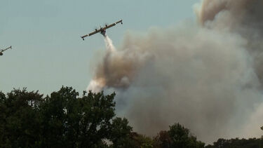 Meios aéreos abastecem no rio Sena para combater incêndio em Fontainebleau