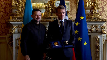 Zelensky distingue Macron com uma das mais altas condecorações da Ucrânia