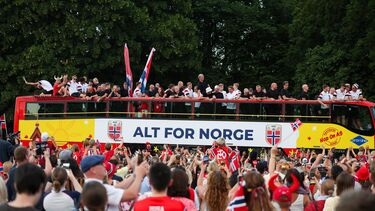 A seleção nacional masculina de futebol é aplaudida pela multidão na Slottsplassen, após ter participado numa receção com a família real norueguesa, em Oslo, na segunda-feira, 13 de julho de 2026