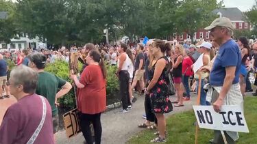 Manifestantes fazem vigília após condutor ser morto a tiro por agente do ICE no Maine