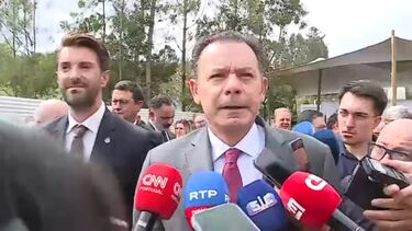 Primeiro-ministro mantém confiança no ministro da Educação