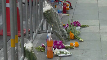 Flores, velas e mensagens colocadas junto a bar em Banguecoque onde morreram 30 pessoas