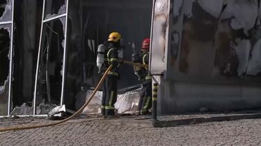 Rasto de destruição após incêndio em armazéns no concelho de Paredes