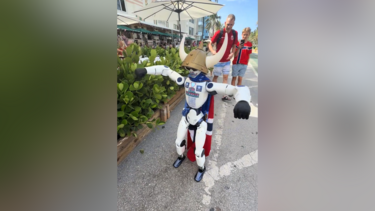 Robô vestido de Haaland rouba atenções com ‘remada viking’ em Miami