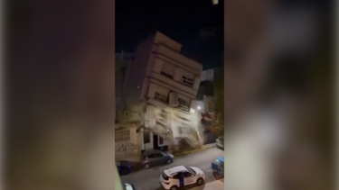 O momento em que edifício de três andares colapsa em Valência