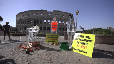 Estátuas de gelo derretem junto ao Coliseu de Roma em protesto contra alterações climáticas