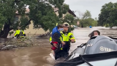 Imagens mostram resgate de menino com máscara de ‘snorkeling’ durante cheias no Texas