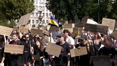 Ucranianos manifestam-se contra decisão de Zelensky de demitir ministro da Defesa 
