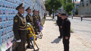 Zelensky e Starmer prestam homenagem aos soldados ucranianos mortos junto ao Muro da Memória